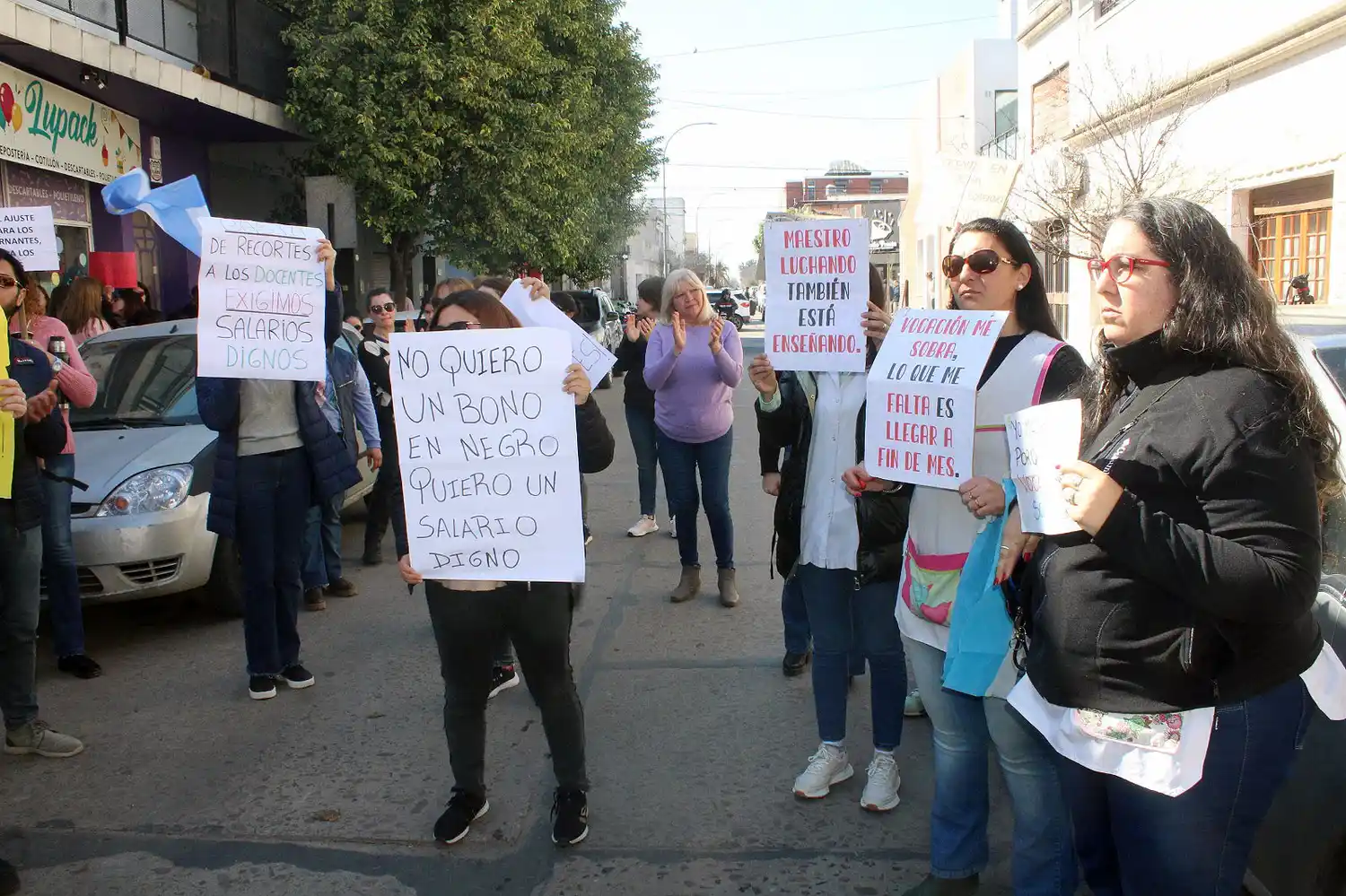 Docentes autoconvocados exigen un piso salarial de $ 1.000.000