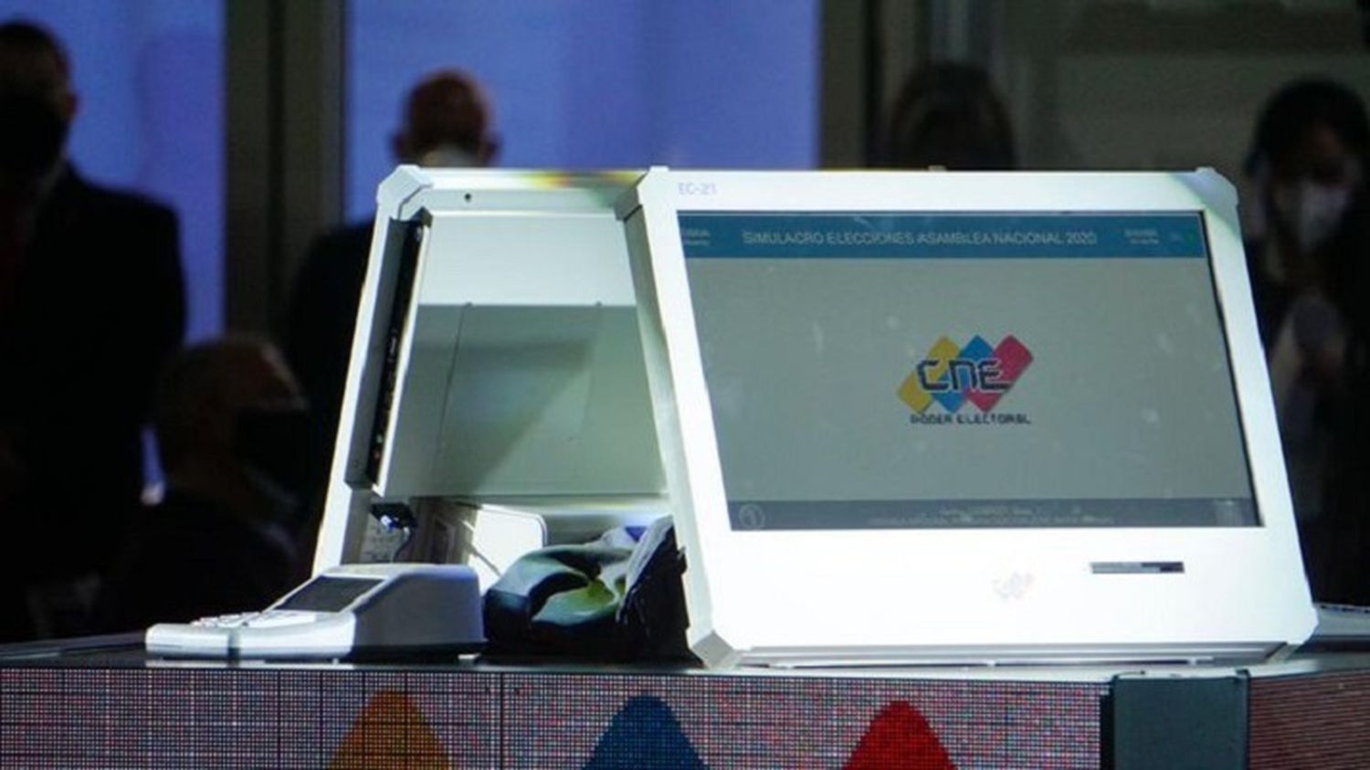 En medio de un SHOW: CNE del régimen presenta nuevas máquinas de votación para el 6D