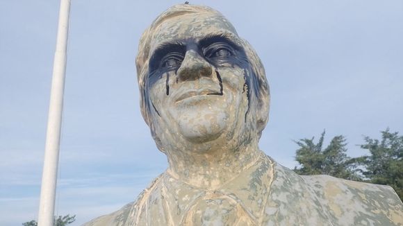 Atacaron el busto de Néstor Kirchner ubicado en la defensa sur de Concepción del Uruguay