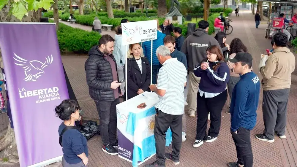 Un puesto de La Libertad Avanza en una plaza de San Fernando.