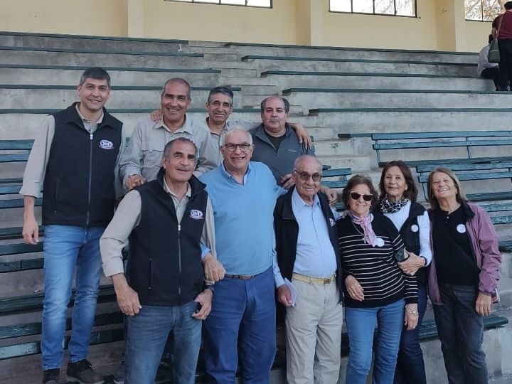 La Familia Mendizabal con los representantes de Lucecitas compartiendo este gran logro para la sociedad