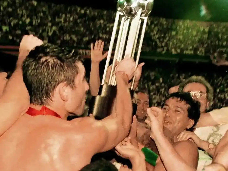 Rosario Central festejando una de las gestas deportivas más memorables del fútbol argentino.