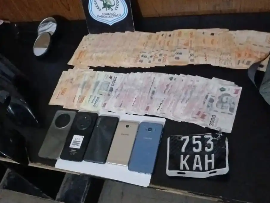 Parte del dinero y celulares incautados por la policía