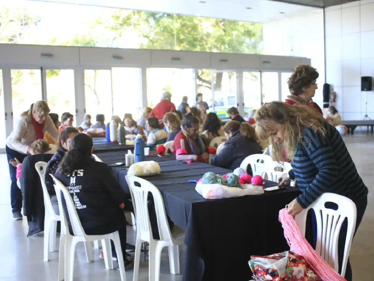 Las manos tejedoras y solidarias volvieron al Superdomo  