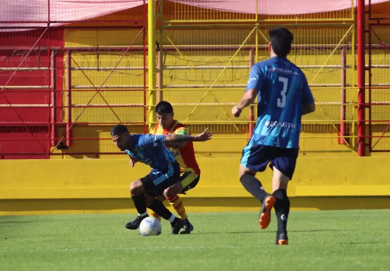 Juventud cambió la cara con el debut de su nuevo DT pero lo perdió en el final y sigue último