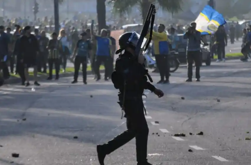 La policía desalojó a los hinchas que fueron a recibir al plantel de Rosario Central