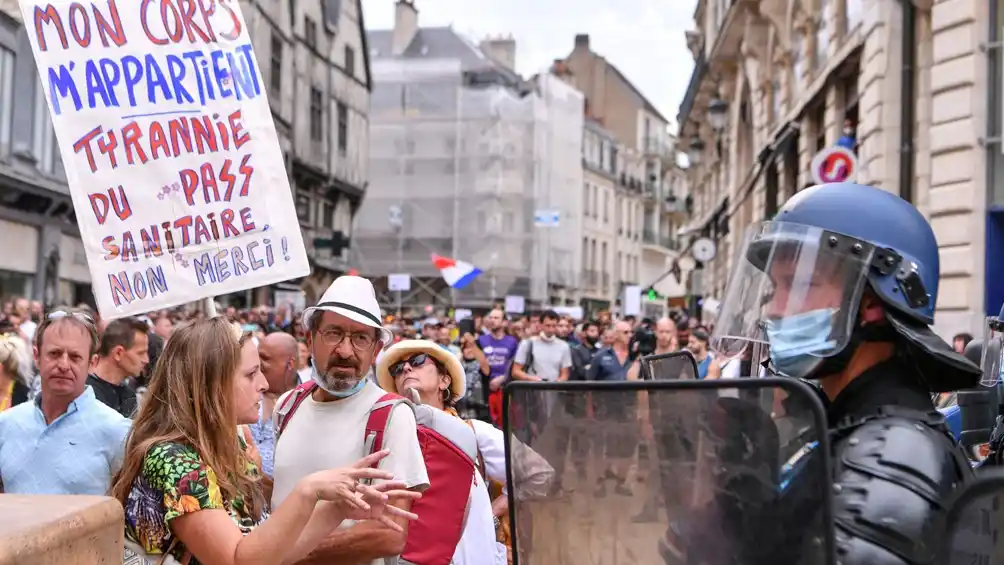 Francia fue escenario de nuevas manifestaciones en contra de la vacunación obligatoria.