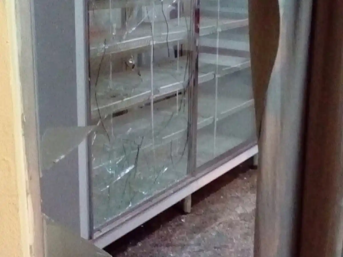 Robaron comercio tras romper el vidrio con una piedra