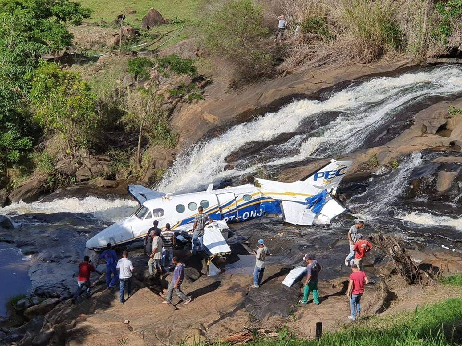 La cantante brasileña Marília Mendoza y 4 personas más fallecieron tras la caída de una avioneta