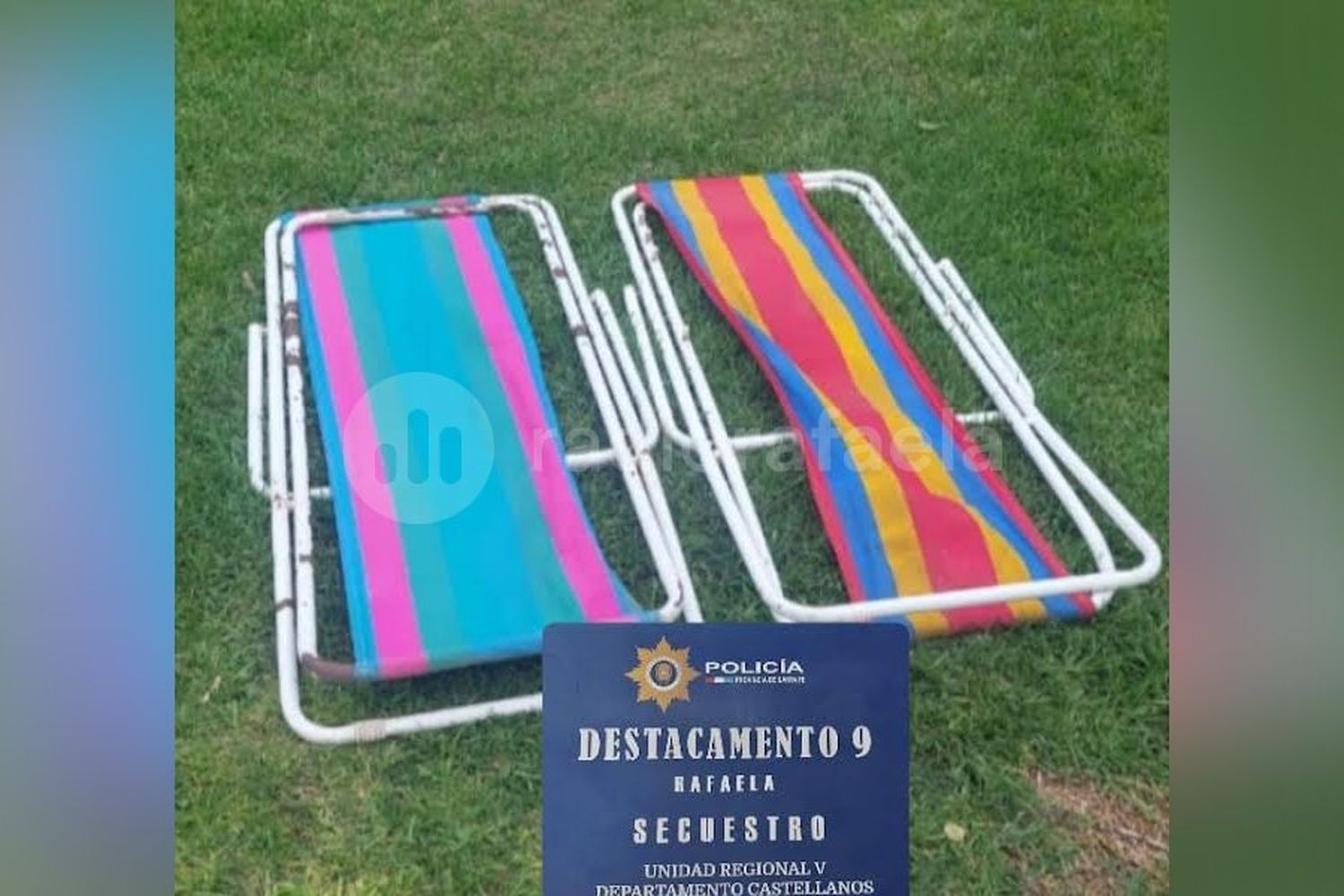 Interceptaron a un sospechoso caminando con dos sillones de tira por las vías