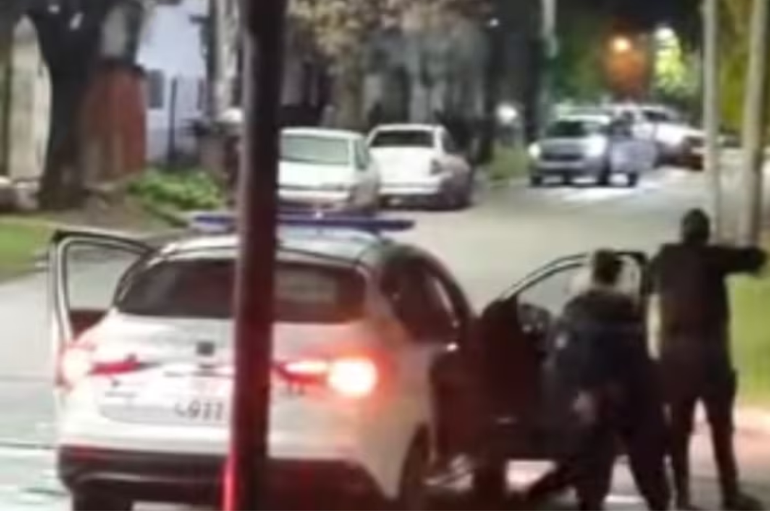 Un policía borracho disparó más de 30 veces al aire en la vereda de su casa: lo detuvieron