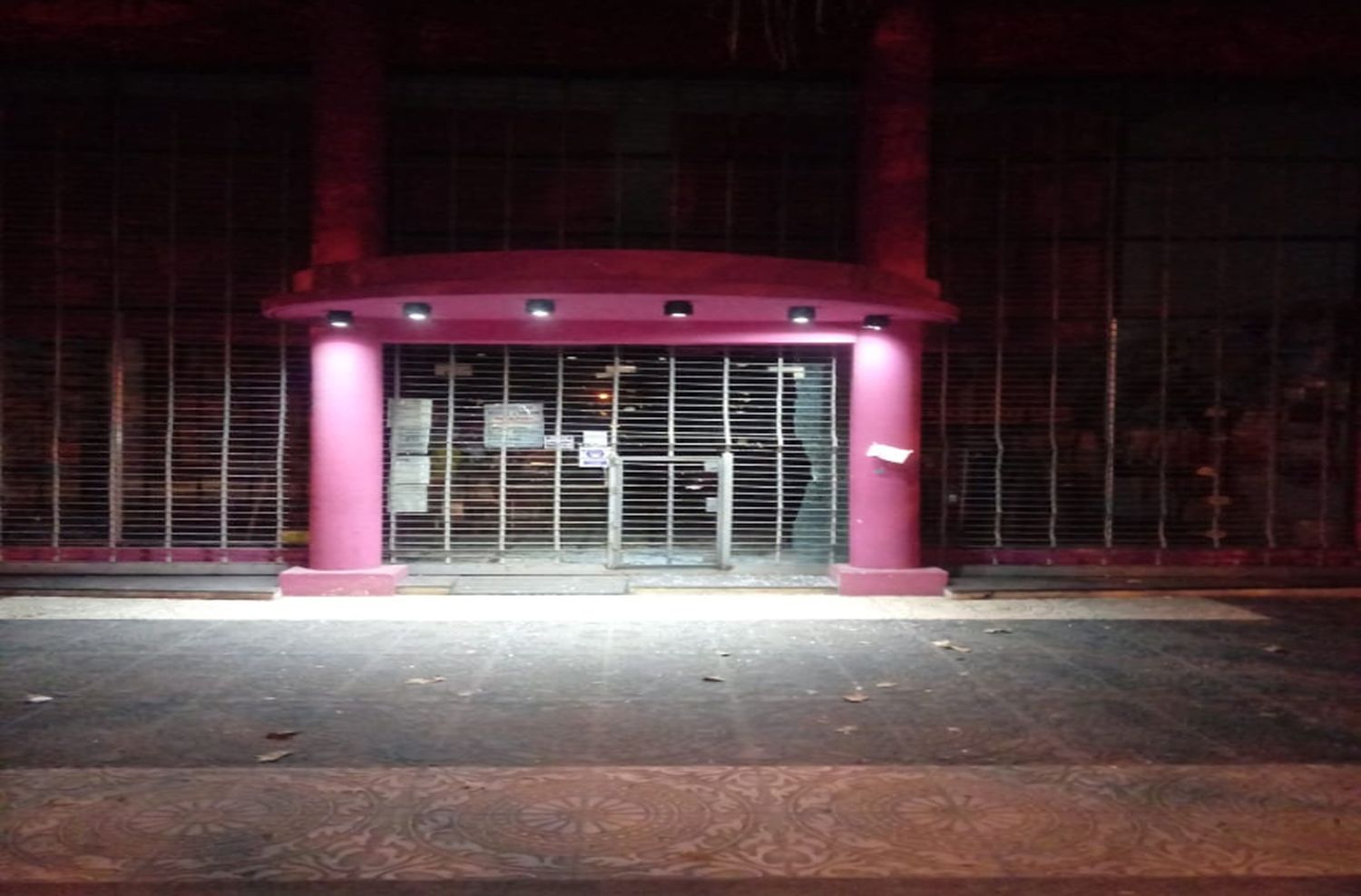 Atacaron a balazos un local de ropa en zona oeste y dejaron una nota amenazante
