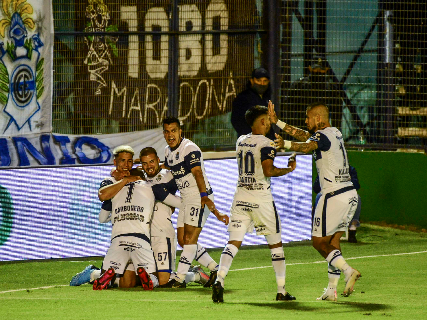 Gimnasia le regaló un triunfo a Maradona