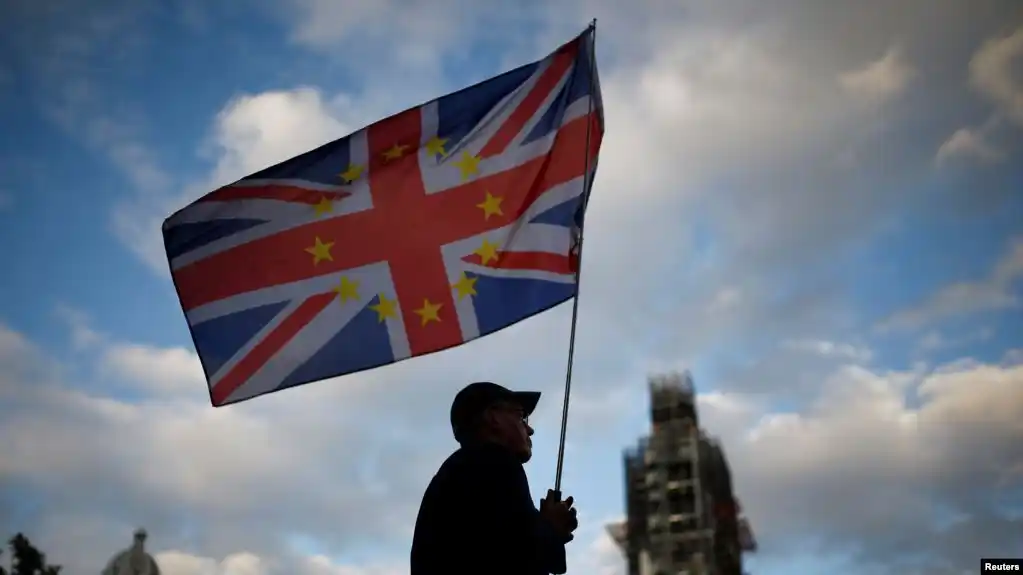 El Parlamento británico aprueba un proyecto de ley que obliga al Gobierno a retrasar el Brexit por tres meses