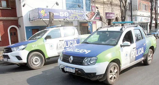 Cuatro asaltantes con armas y palos les robaron a dos jóvenes