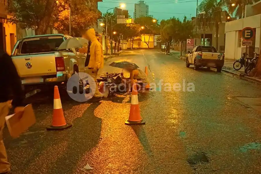 Importante accidente y gran susto bajo la lluvia: dos personas terminaron hospitalizadas