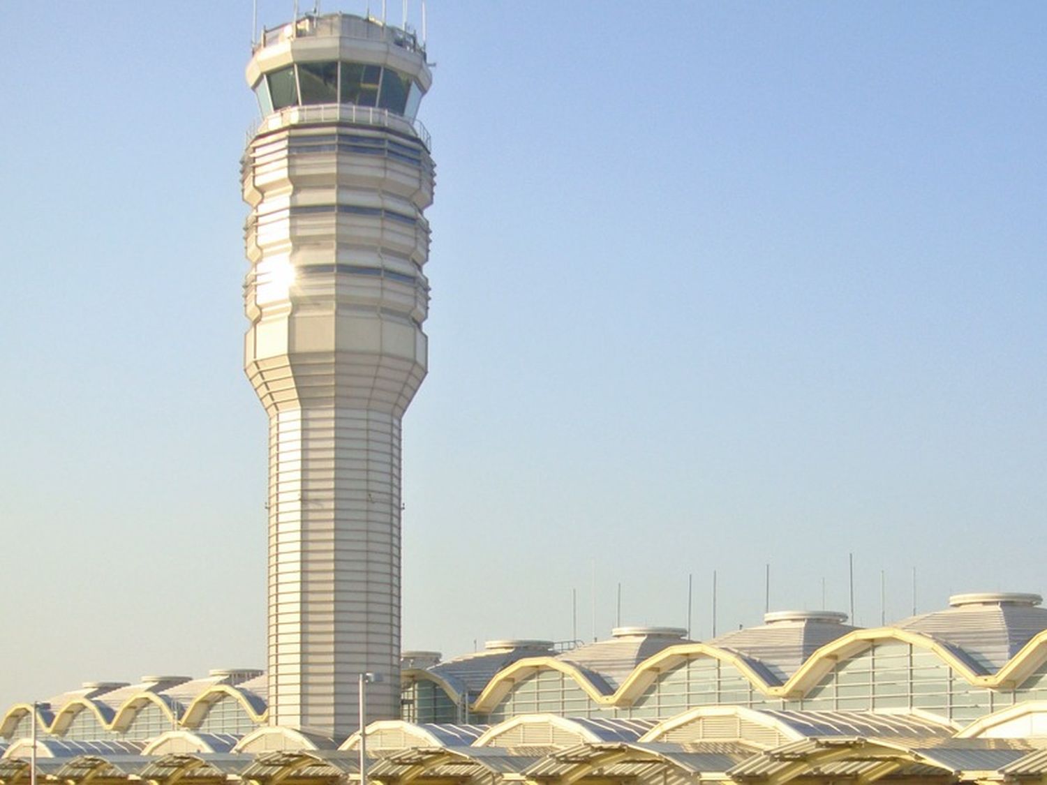 Accidente en Washington: la torre de control del aeropuerto Reagan operaba con personal reducido