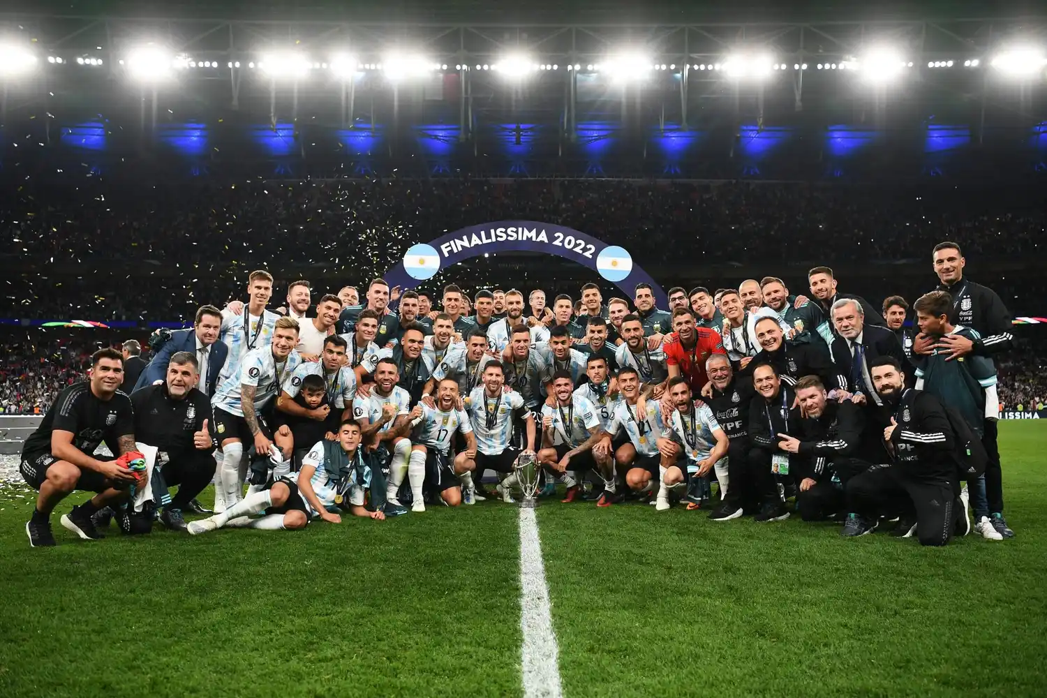 Argentina, con una gran noche de Messi, goleó a Italia