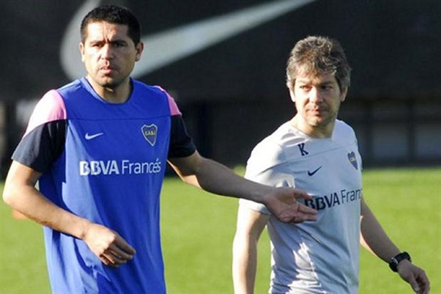 Román se entrenó en forma diferenciada y otra vez no estaría el domingo