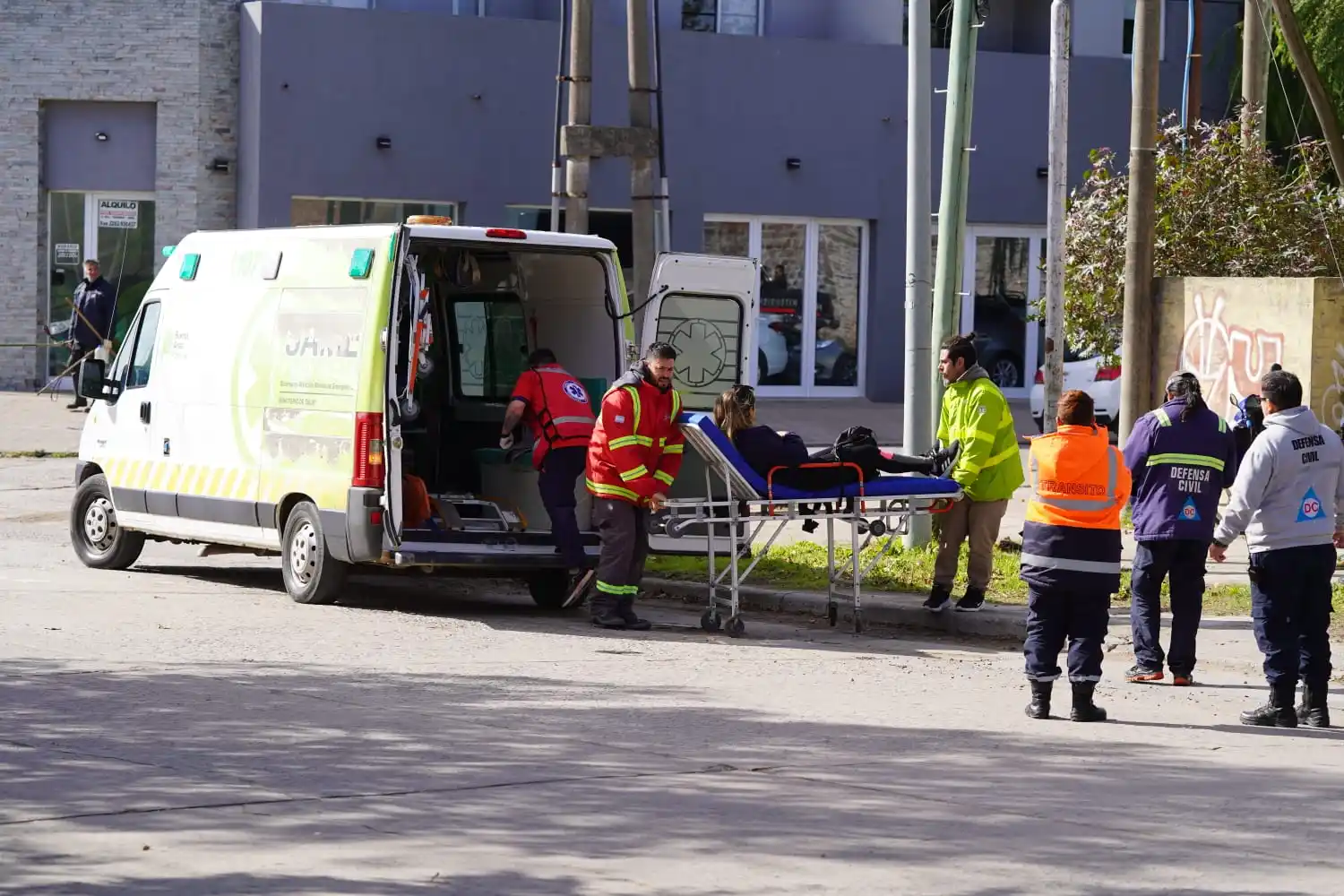 Dos accidentes casi simultáneos en calle 73: un choque entre autos y una menor atropellada