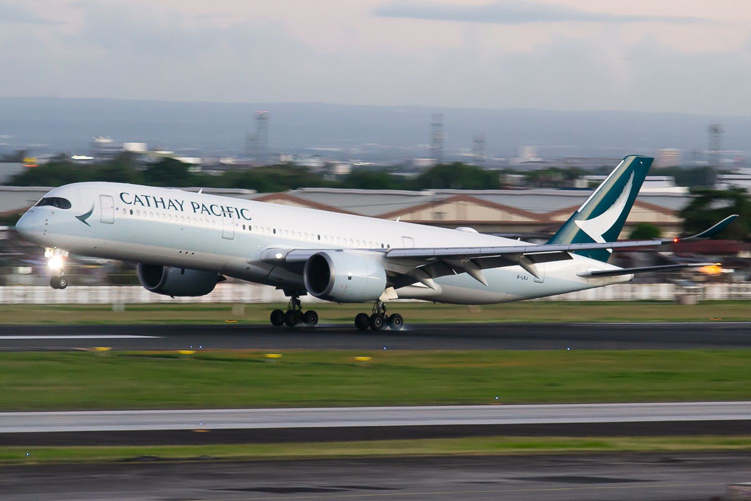 Falla en motores obliga a Cathay Pacific a inspeccionar todos sus Airbus A350