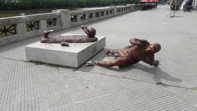 Destrozaron la estatua de Lionel Messi en Buenos Aires 