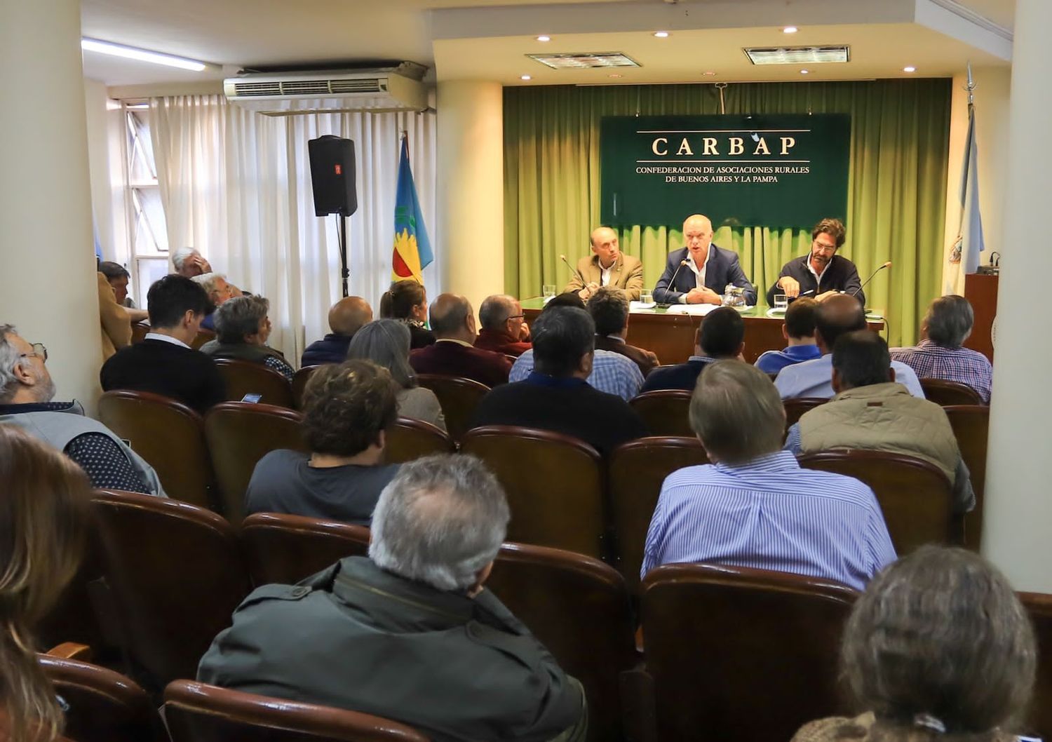 Los candidatos a gobernador disertaron en Carbap