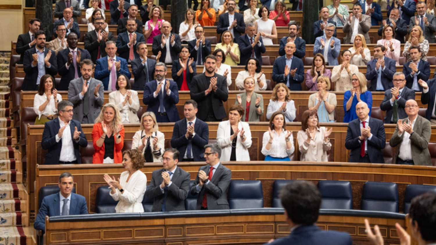 Aplausos. La bancada del PSOE arropa a Sánchez. Foto: PSOE.