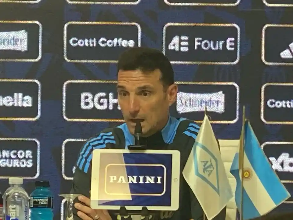 Scaloni en la conferencia de prensa antes del juego ante Chile por Eliminatorias.Foto:AFA
