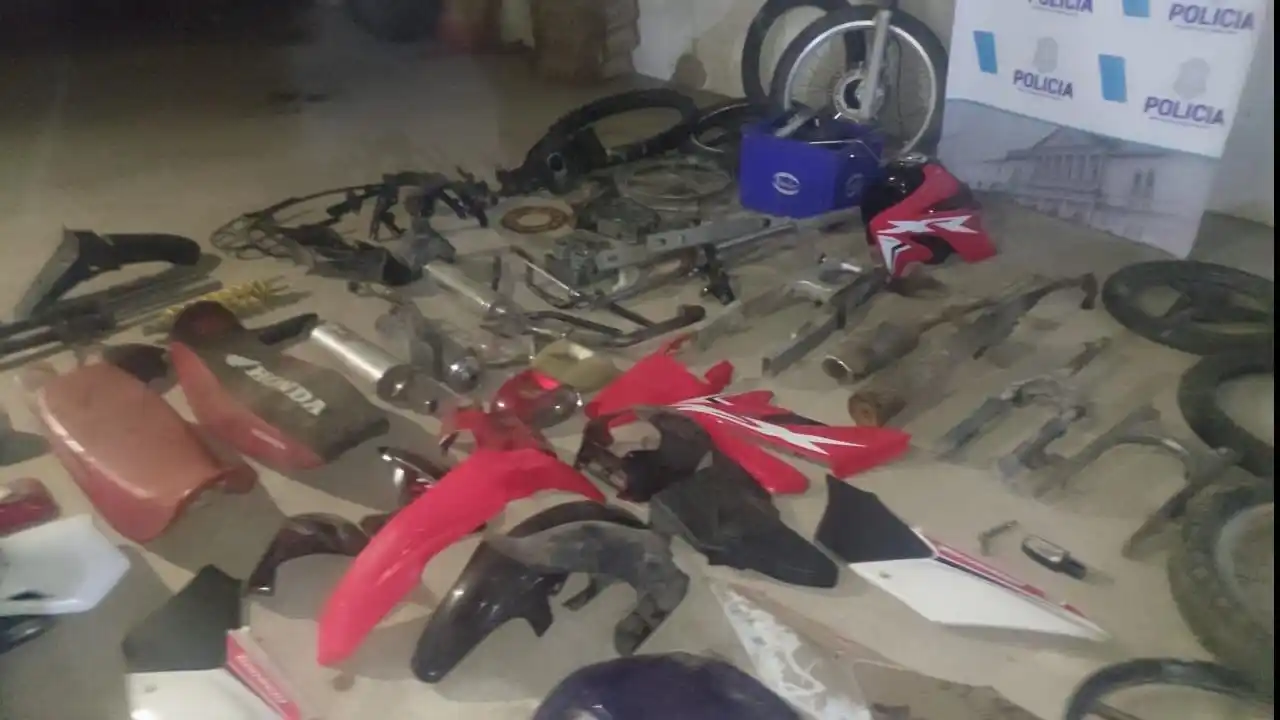 Partes de disti9ntas motos que fueron secuestradas