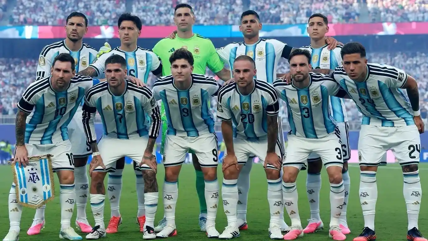 La formación argentina en cuartos de final. Arriba: Paredes, Lisandro Martínez, Emiliano Martínez, Romero y Molina. Abajo: Messi, De Paul, Álvarez, Mac Allister, Tagliafico y Fernández.