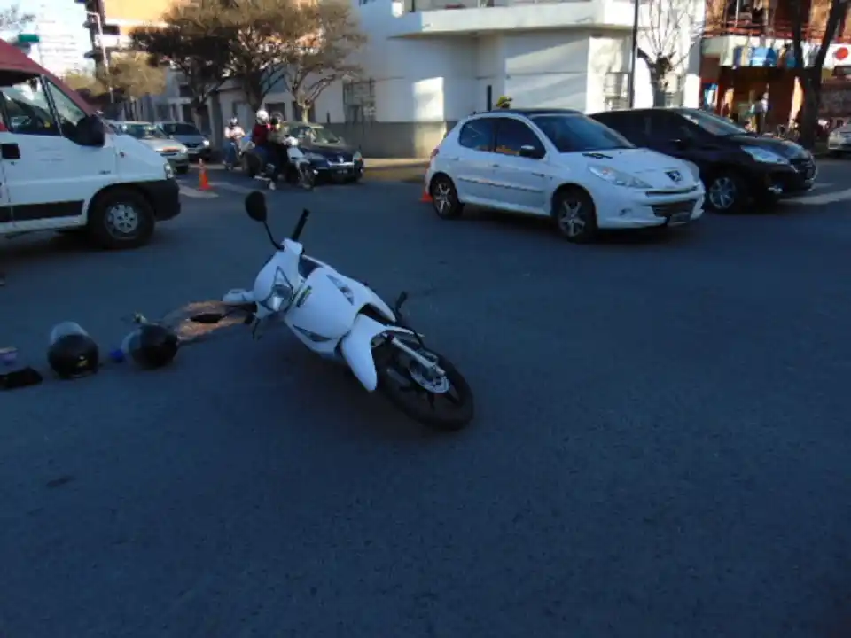 Venado Tuerto: choque de auto y moto en zona céntrica