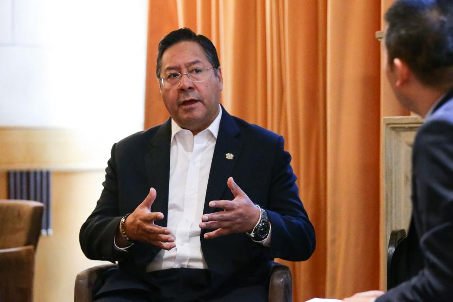 El presidente de Bolivia, Luis Arce (i), habla durante una entrevista concedida a la Agencia de Noticias Xinhua en Bruselas, Bélgica, el 17 de julio de 2023