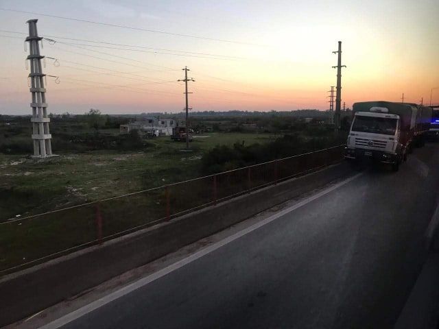 Accidente en Ruta 168: un camión terminó subido a un murete