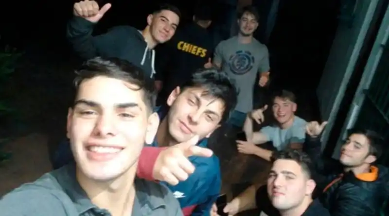 Sonrientes y contentos: La foto que se sacaron los rugbiers minutos después de matar a Fernando 