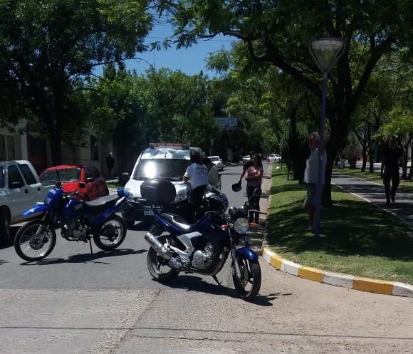La maniobra imprecisa del vehículo que iba delante produjo la caída de un motociclista