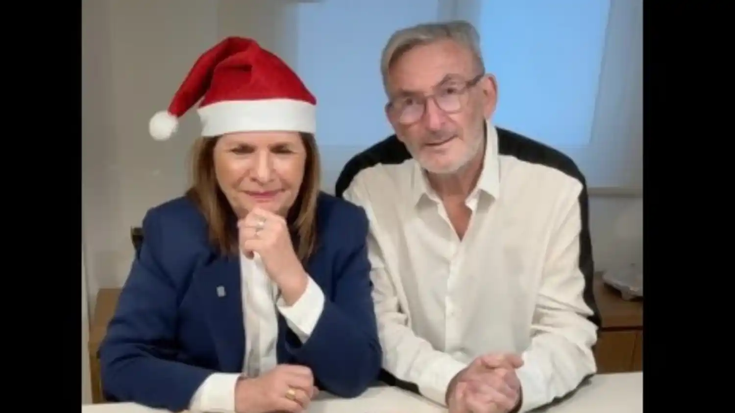 Con gorrito de Papá Noel y turrón: el saludo navideño de Patricia Bullrich para promocionar la obra teatral de su marido