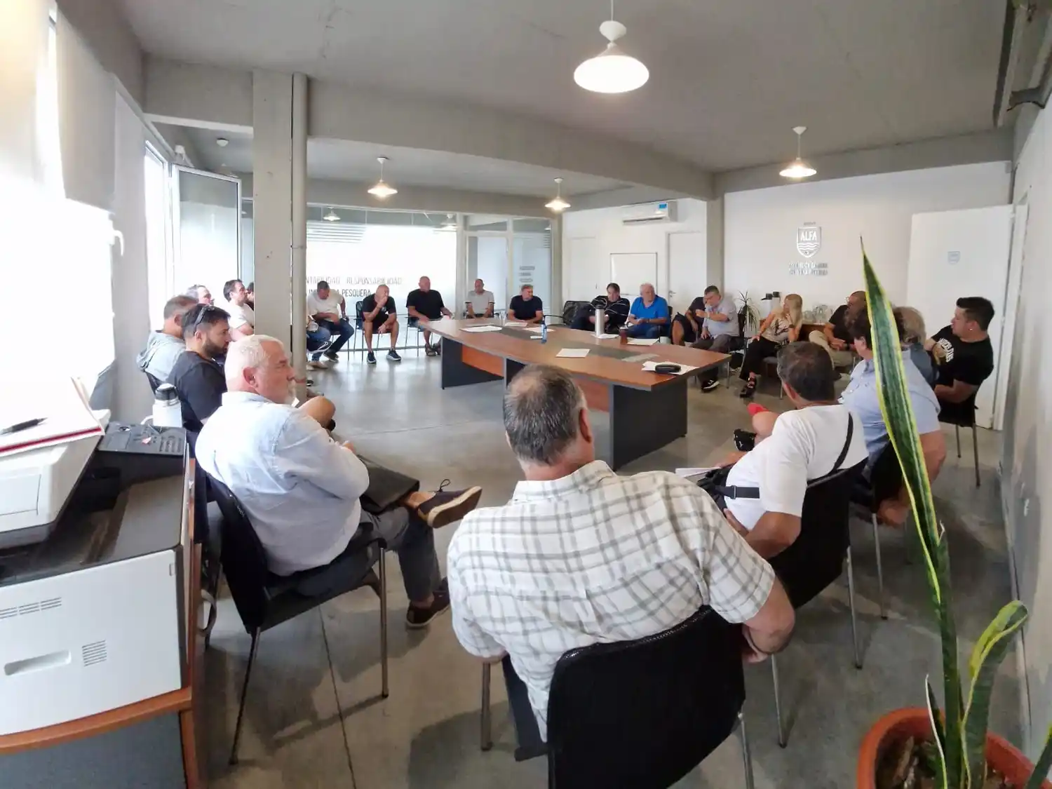 Referentes de las cámaras pesqueras, armadores y empresas de estibaje se reunieron para plantear las posibles líneas de acción.