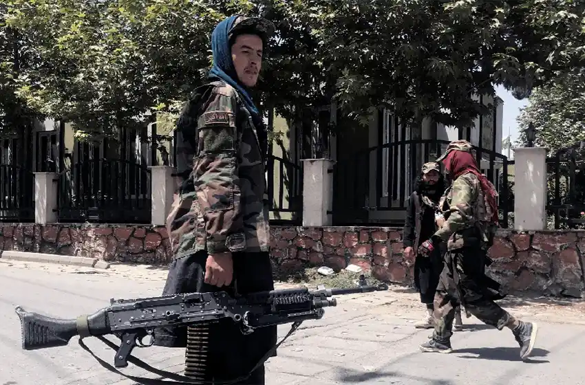 Talibanes reprimen a tiros una protesta en una ciudad de Afganistán