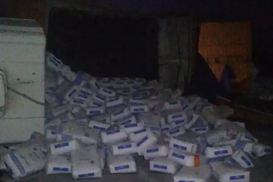Un camión cargado de bolsas de harina volcó en Coronda