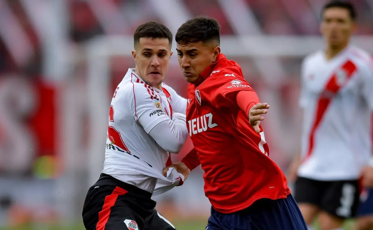 Fabricio Bustos y David Martínez, disputando la pelota.