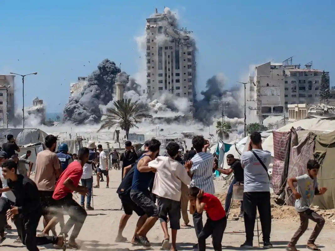 Israel bombardeó edificios de la ciudad de Gaza.