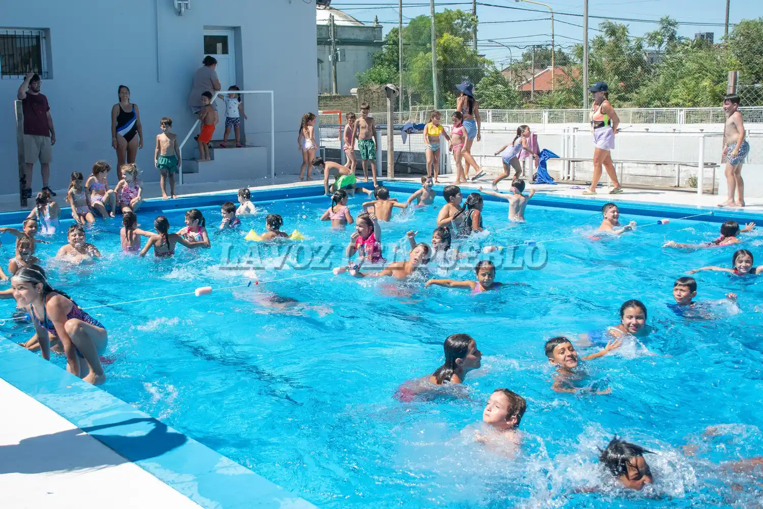 En la pileta del Sindicato de Trabajadores Municipales. Para divertirse en el agua y compartir actividades en verano