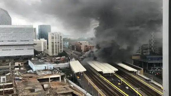 NO ES UN ACTO TERRORISTA: evacuan estación del metro de Londres por gigantesco incendio en una de sus estaciones