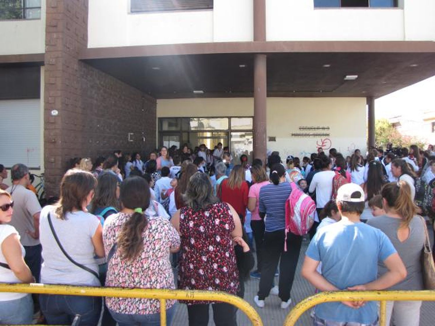 Abrazo simbólico a la Escuela Marcos Sastre