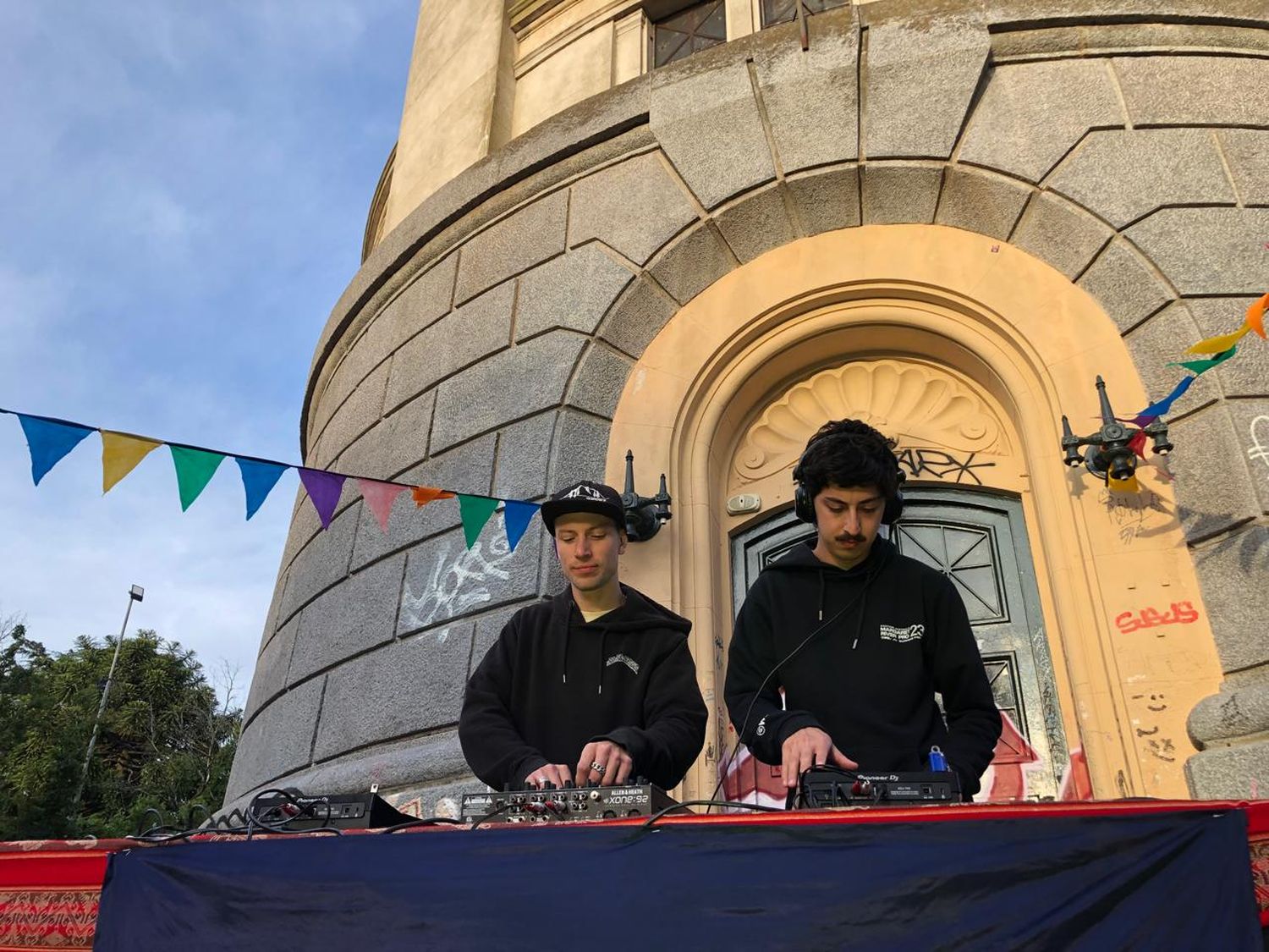 Tarde de música electrónica en la Plaza del Tanque: Dj´s, feria y una nueva propuesta en la ciudad