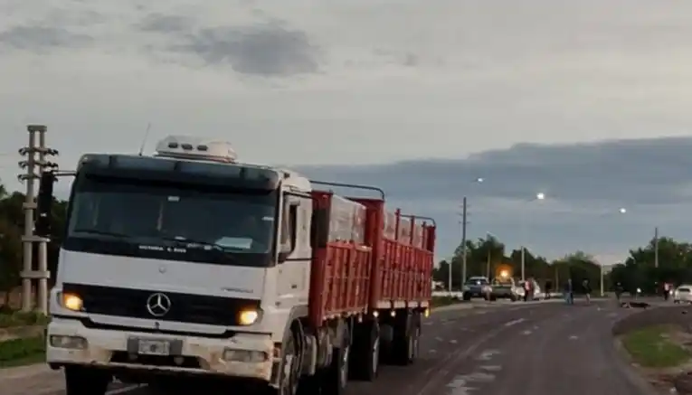 Motociclista murió aplastado por un camión: demoraron a conductor entrerriano
