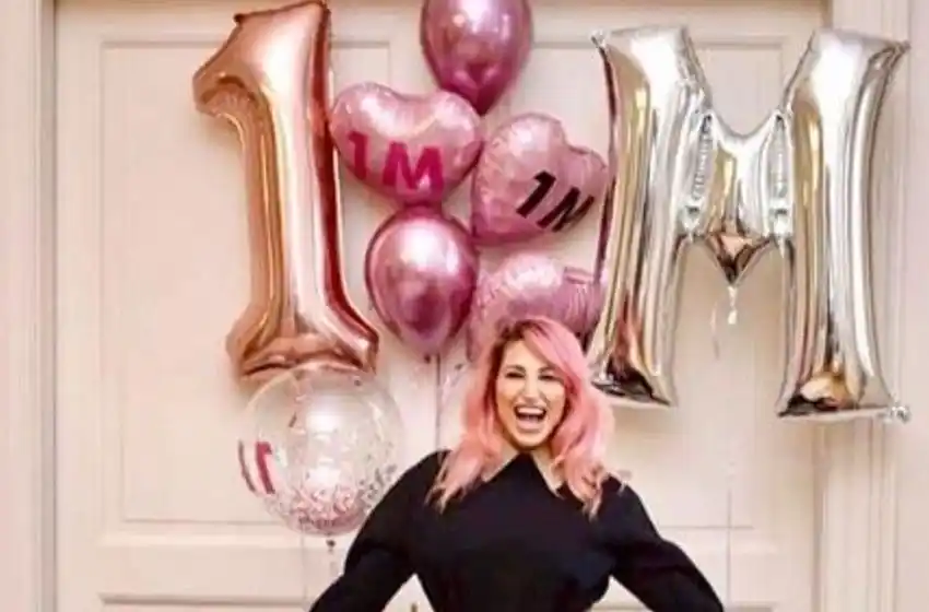 Vicky Xipolitakis se desnudó para festejar  que llegó al millón de seguidores