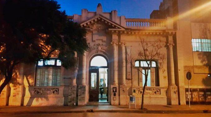 Insólito ataque en Bahía Blanca: Sacó un 8 y le dio una paliza a la maestra