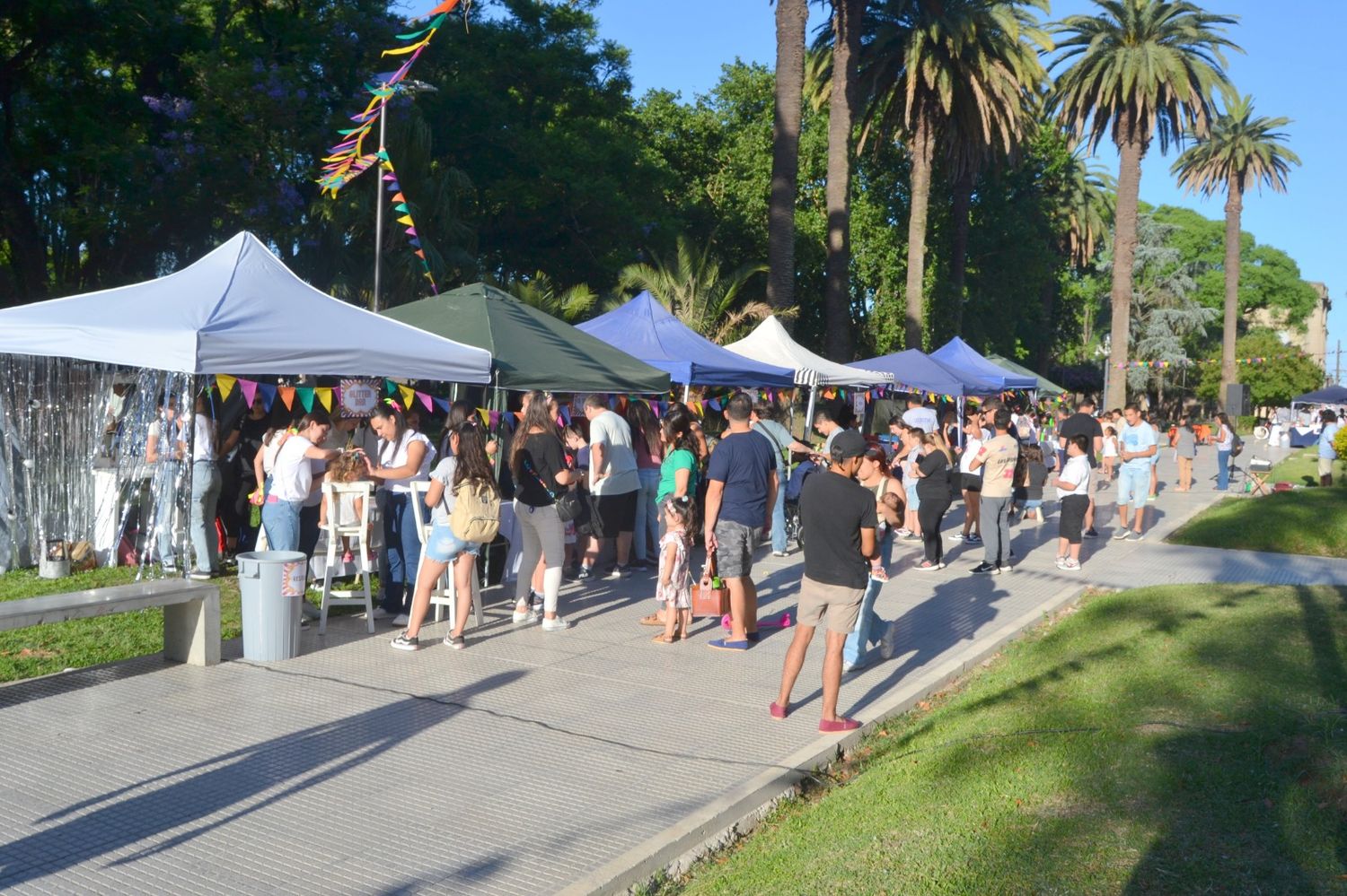 Una numerosa cantidad de vecinos participó de la kermes.